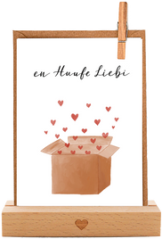 Einzigartige handgemachte Grusskarte mit liebevollem Aquarellmotiv: Eine braune Kartonschachtel aus der eine Menge rote Herzen fliegen und der Text "En Huufe Liebi" - Herzliche und individuelle Karte für Deine Liebsten