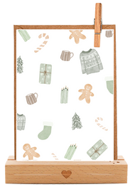 Handgemachte Weihnachtsgrusskarte mit liebevollem Aquarellmotiv: Mix aus Lieblingsdingen zur Weihnachtszeit wie festliche Weihnachtspullis, Geschenke, Teetasse, Socken, Lebkuchenmänner, Zuckerstangen - festliche Karte für Weihnachten und den Winter