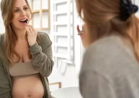 نزيف اللثة أثناء الحمل: الأسباب، الأعراض، وطرق العلاج الآمنة في عيادات ألفا