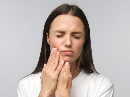 When do emergency situations require an immediate visit to the dentist?