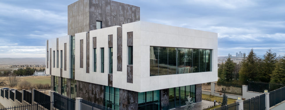 Artde Mimarlık tasarımı Güneştekin Genel Merkezi'nin Dekton Trilium kaplı modern dış cephe görünümü ve mimari detayları.