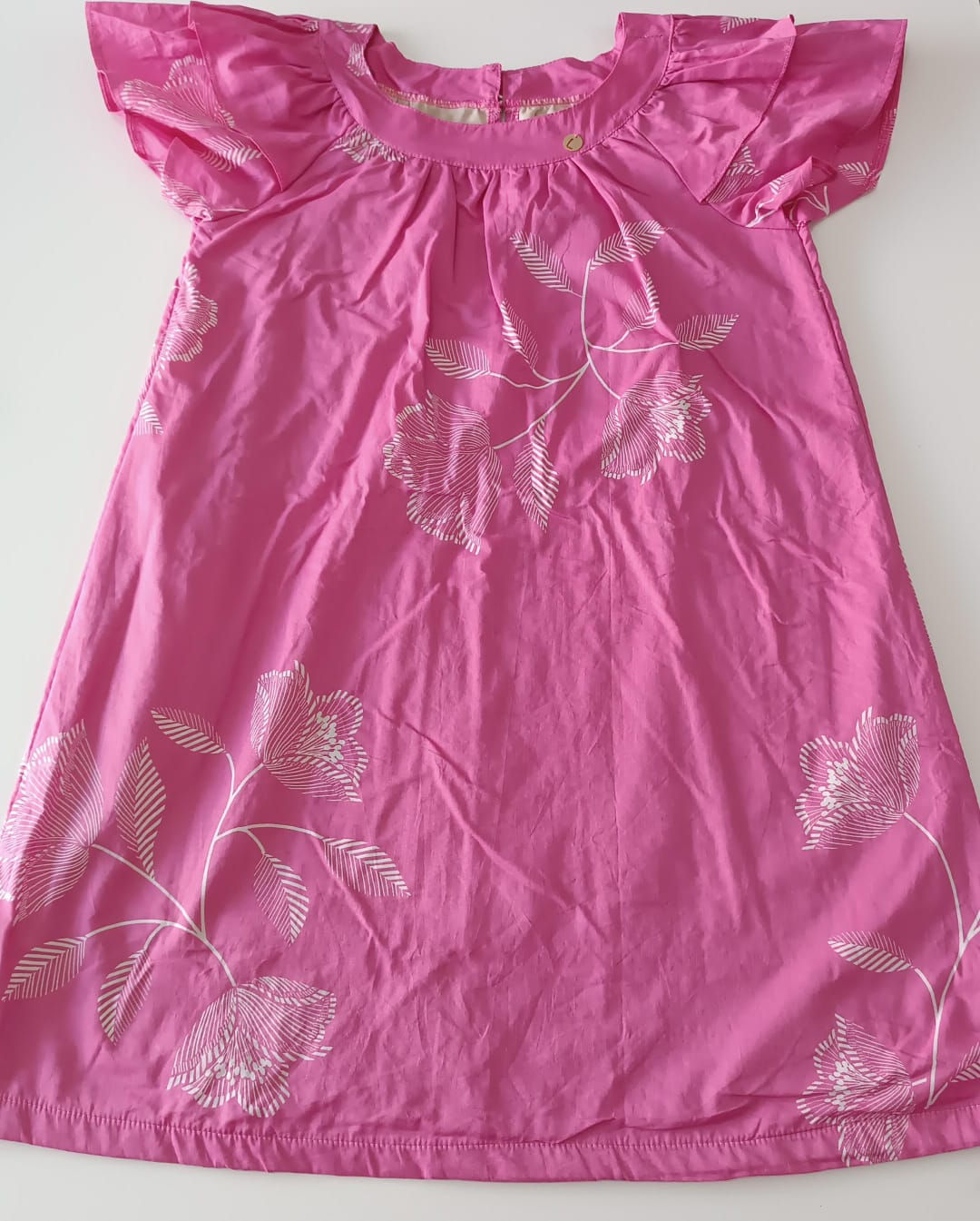 Vestido em tecido tamanho 10 anos. Detalhe nas mangas.