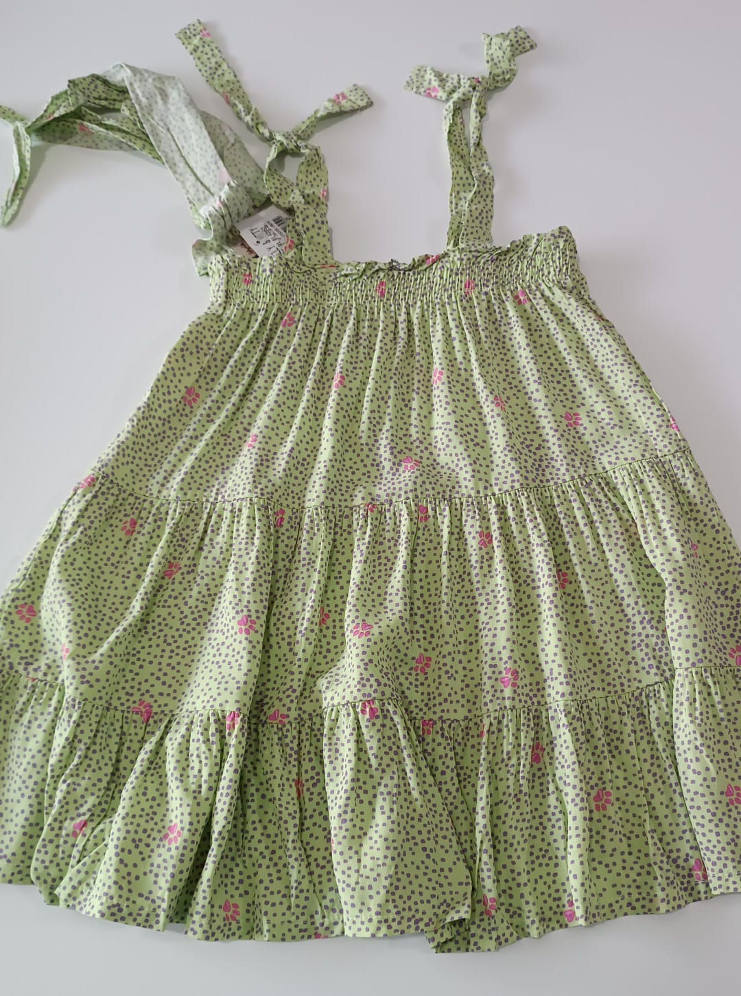 Vestido em Viscose. Tamanho 4 anos. Modelo mais curtinho. Acompanha bandana