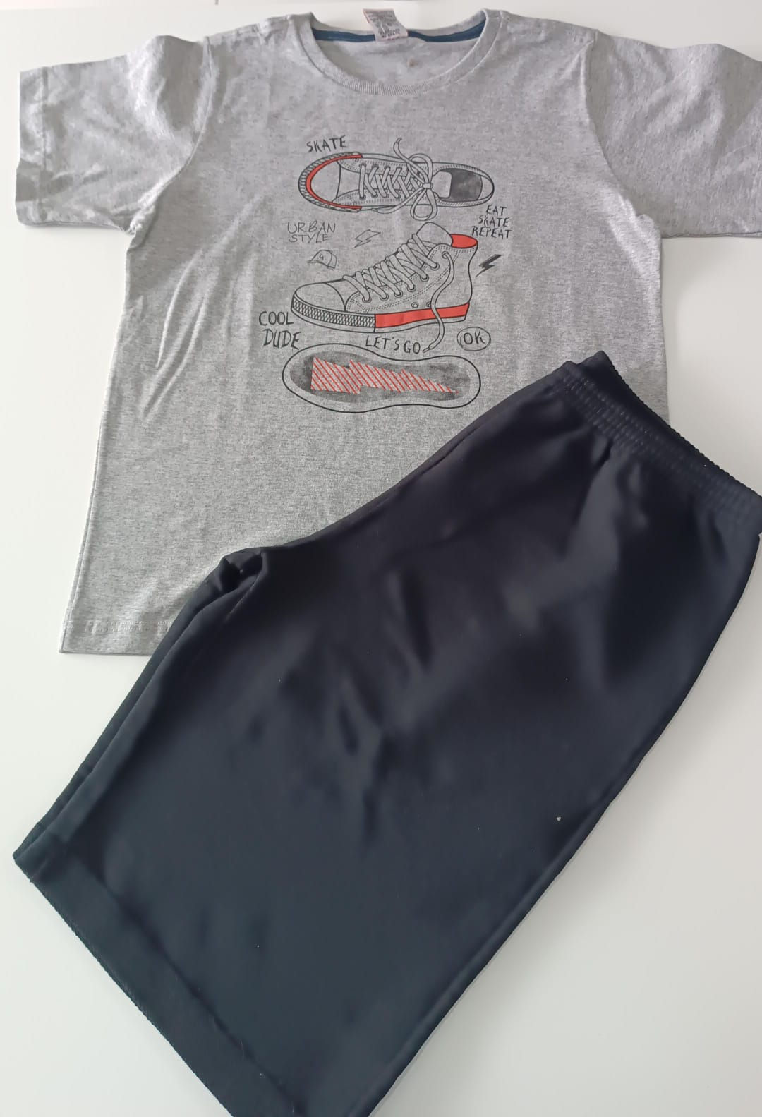 Conjunto bermuda moletom. Camiseta um pouco curta. Tamanho 16