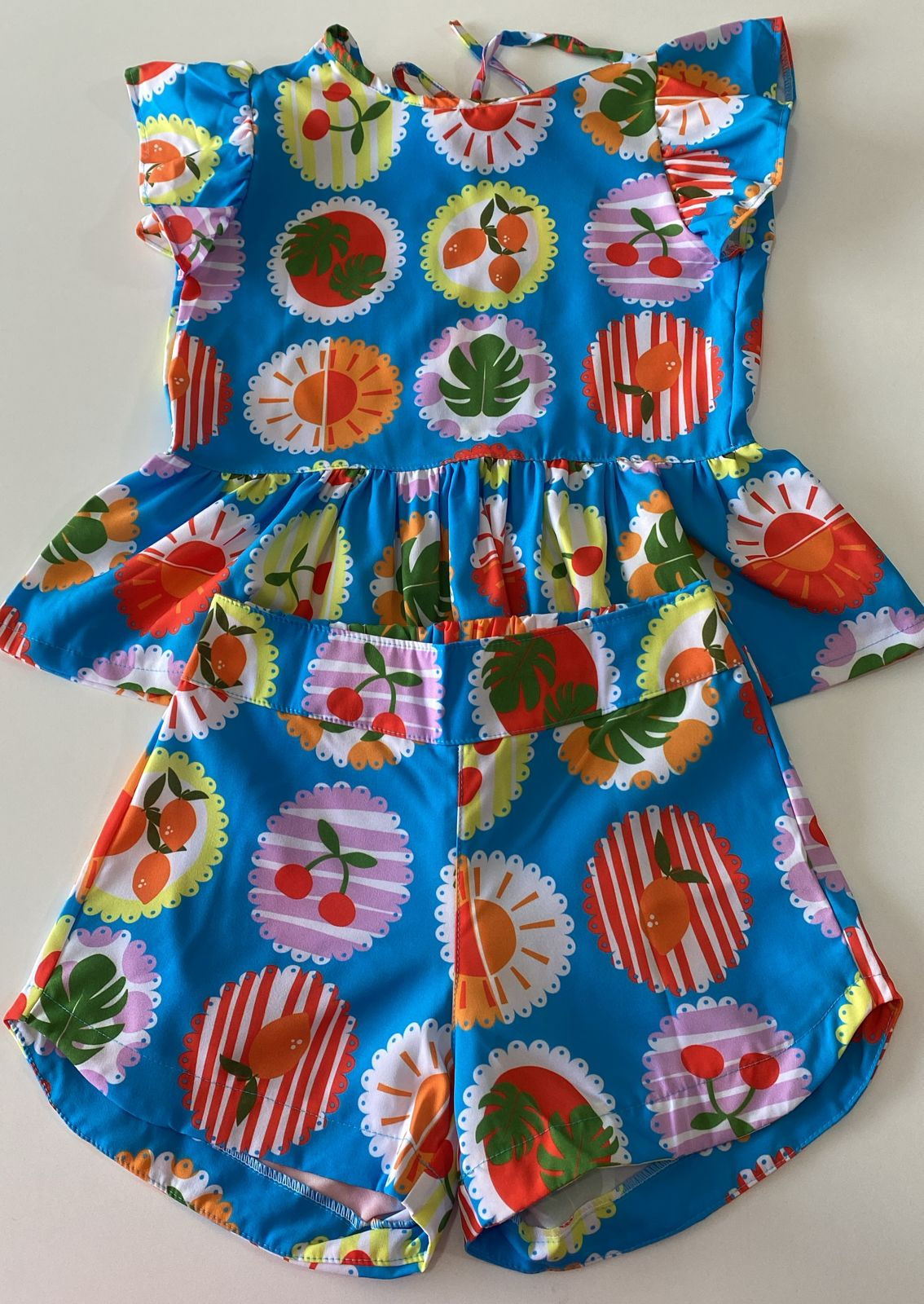 Conjunto em tecido estampadinho. Tamanho 8 anos grande