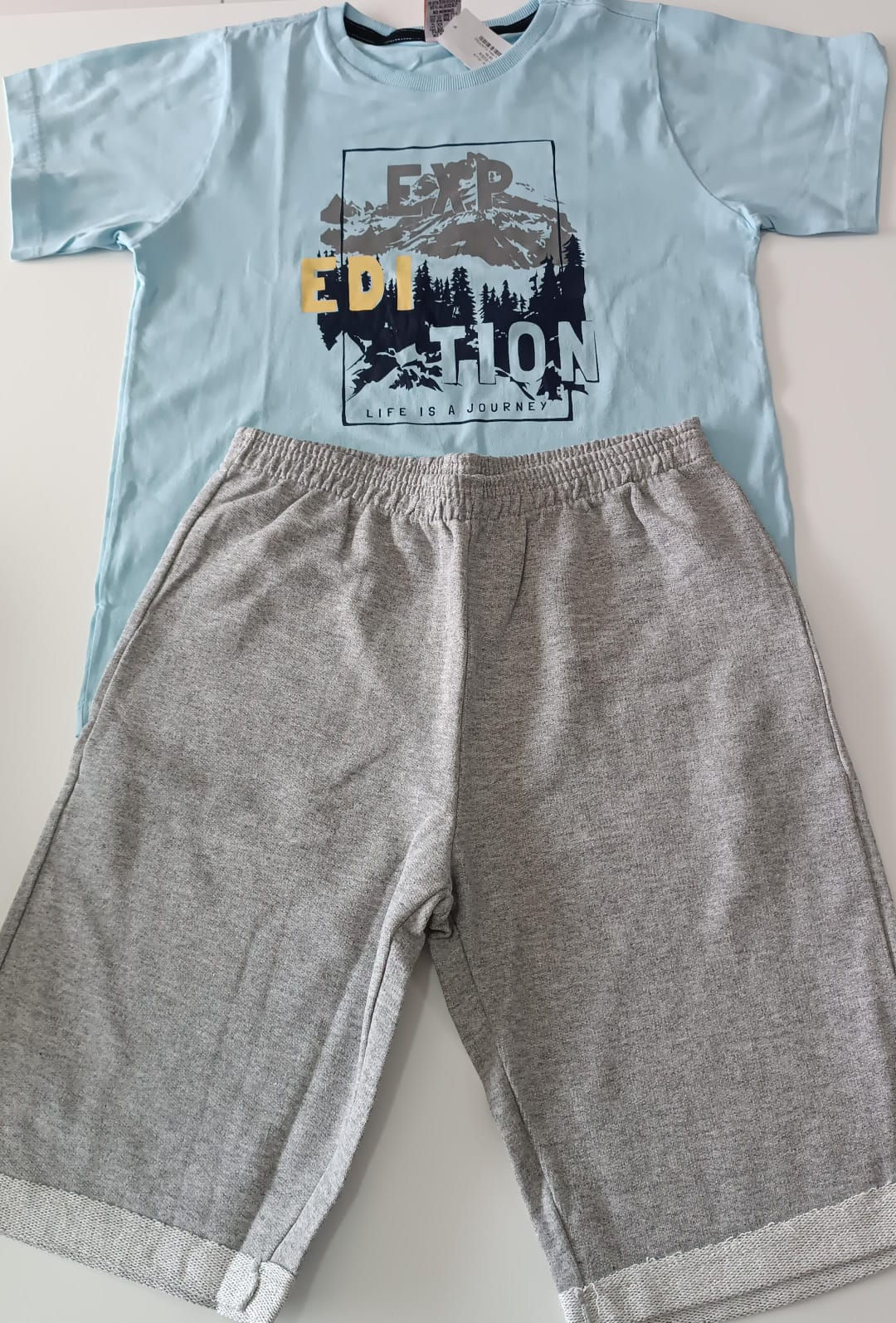 Conjunto bermuda moletom camiseta um pouco curta. Tamanho 14