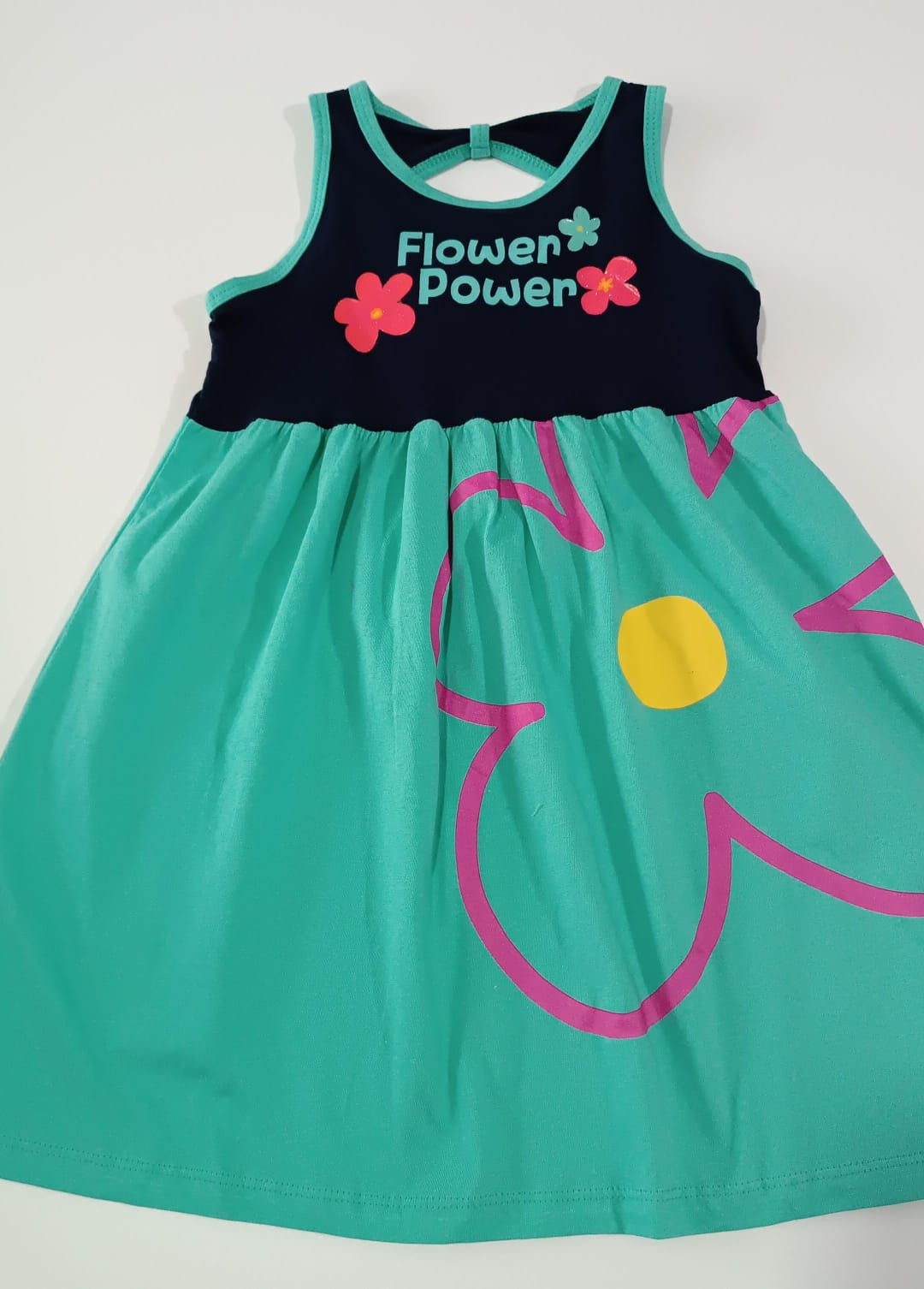 Vestido Tamanho 6 anos. Forma pequena.