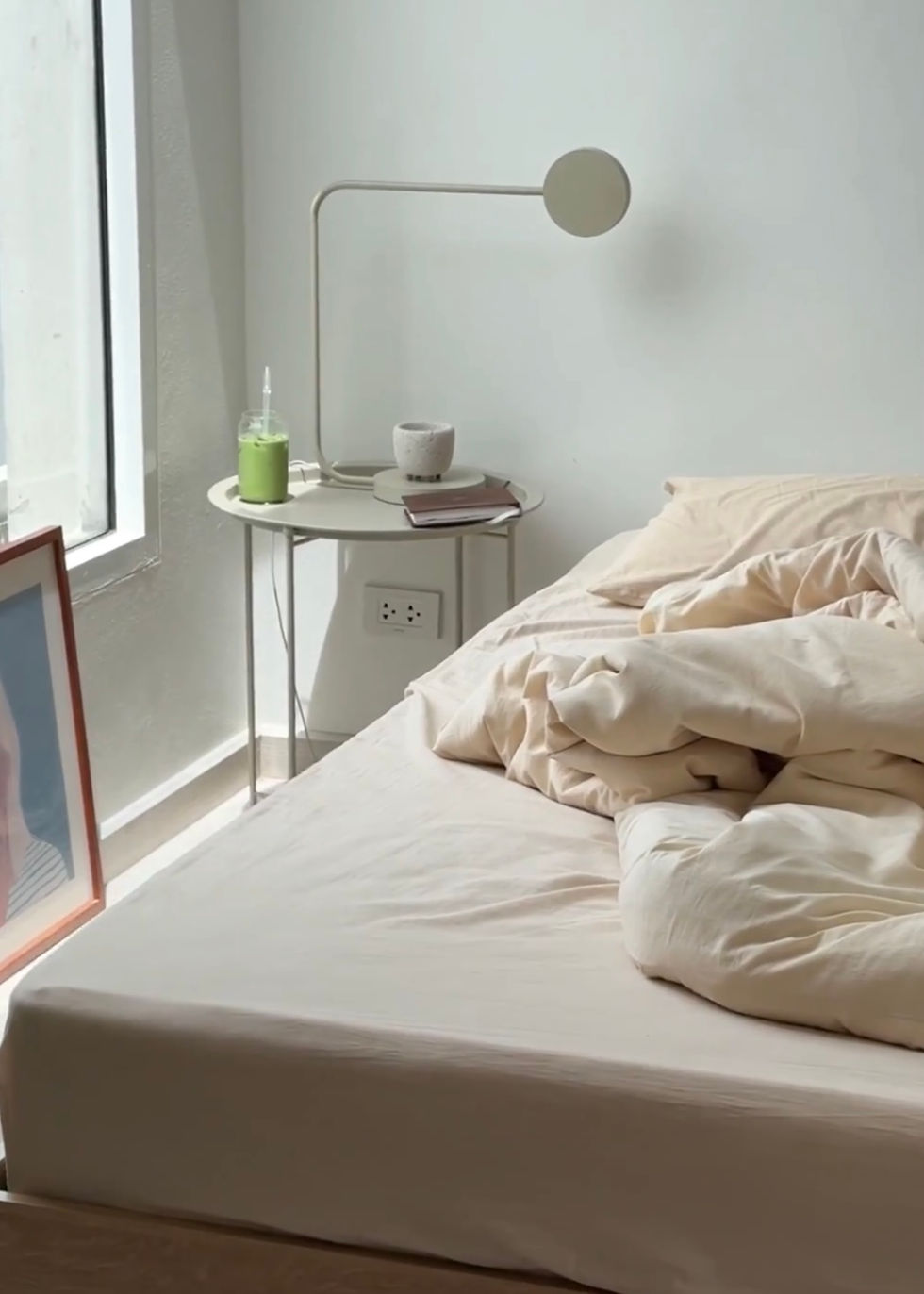 A bed with messy sheets