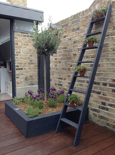 The Distinctive Gardener | Colour co-ordinated windows and flower beds