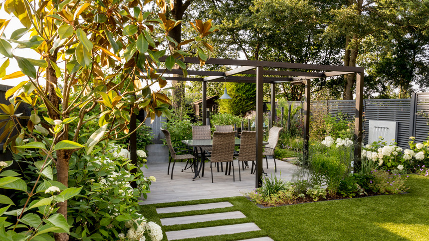 Large Contemporary Garden with Stunning Pergola