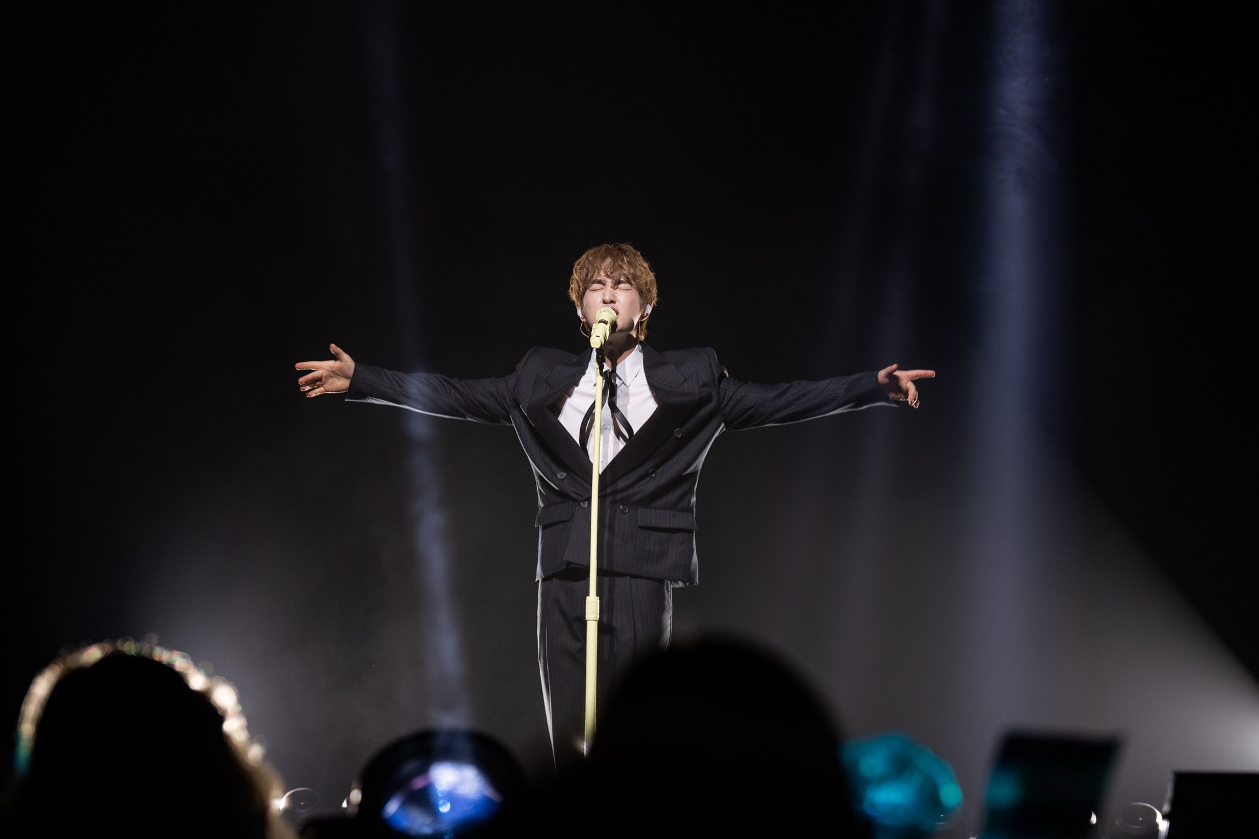 Onew SHINee Dazzles Crowd: Solo Tour Percent Highlights & Photos