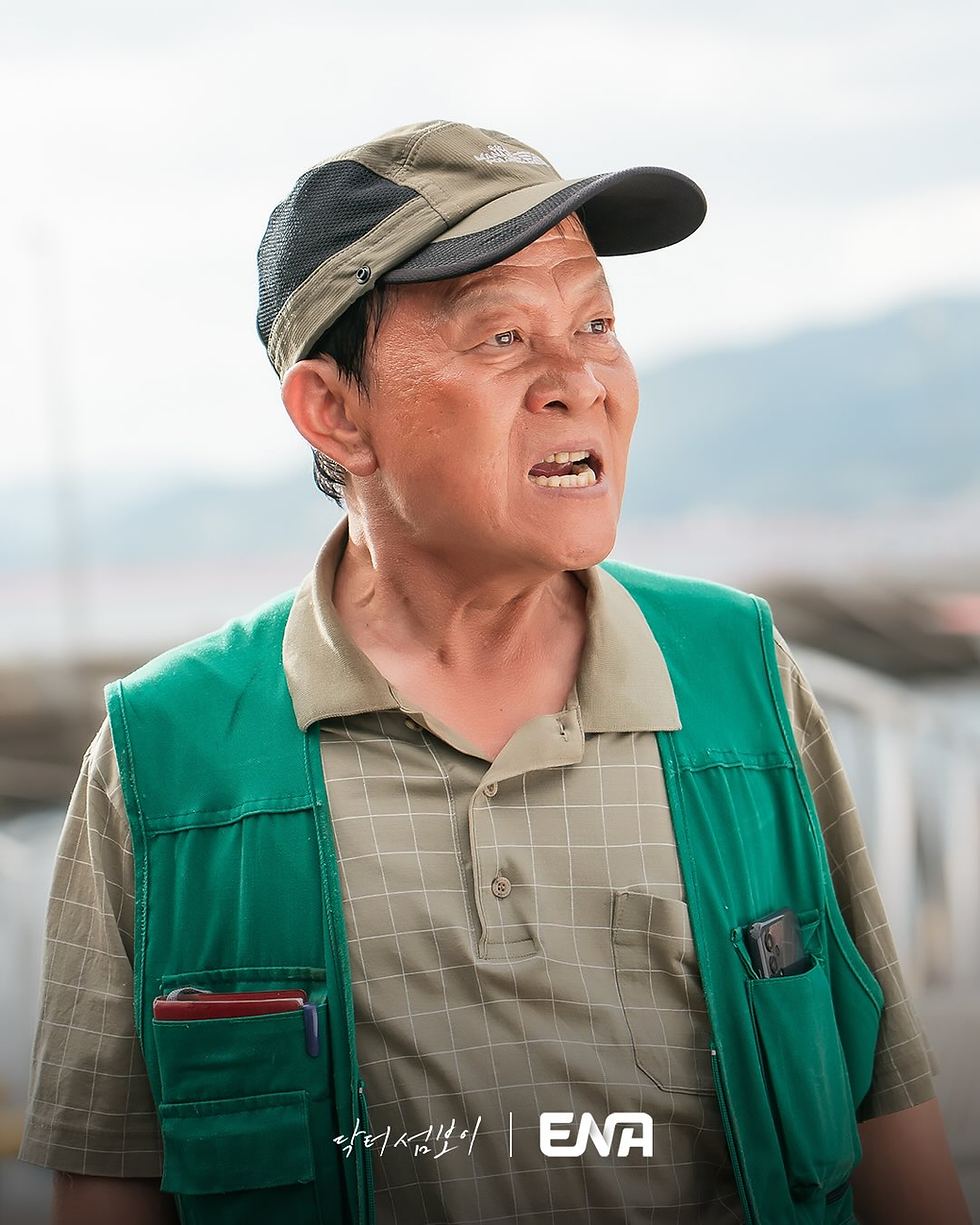 Kim Ki-jeon as the troublesome Lee Jang-su fisherman in Doctor on the Edge (ENA)