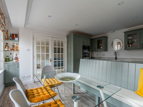 KITCHEN WITH A BESPOKE BENCH