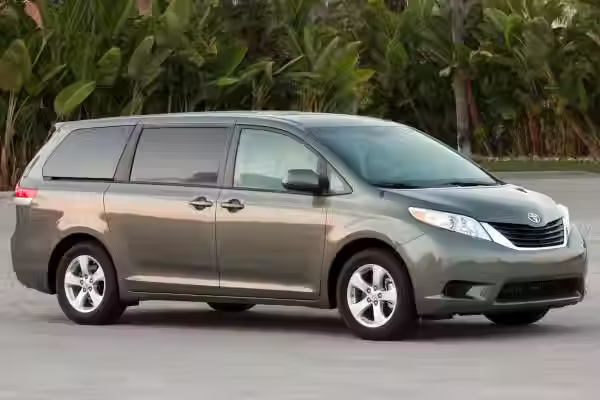 2014_toyota_sienna_passenger-minivan_le-8-passenger_fq_oem_1_600