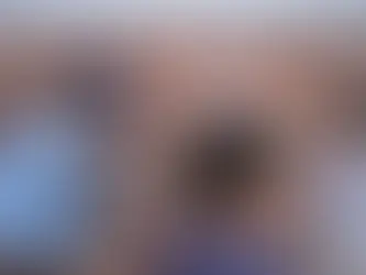 Pequeno grupo degustando comidas e bebidas típicas no deserto
