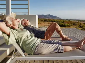 Couple senior prenant du répit au soleil