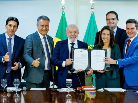 Governadora Raquel Lyra assina acordo com presidente Lula para viabilizar reestruturação do Metrô do Recife com garantia de investimento federal de R$ 4 bilhões
