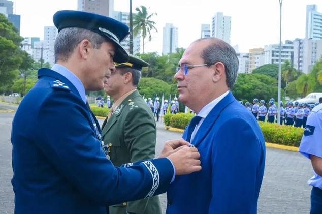 Prefeito Mano Medeiros recebe Medalha Mérito Santos-Dumont, maior honraria da Força Aérea Brasileira