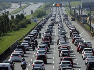 Alta ocupação hoteleira impulsiona aumento do fluxo nas rodovias do Litoral Sul no fim de ano