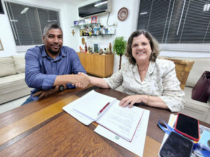 Presidente do Satenpe, Francis Herbert, dialoga com Teresa Leitão pautas da enfermagem em discussão no Senado Federal