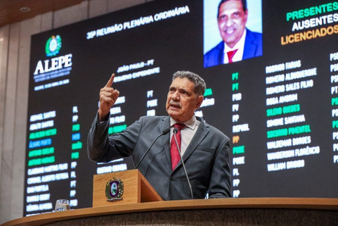 Deputados celebram projeto de lei que acaba com escala 6×1
