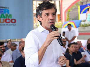 "Raquel Lyra tem coragem de fazer o que ninguém fez", afirma Daniel Coelho sobre o início da demolição da Penitenciária Barreto Campelo