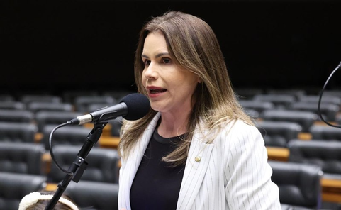 Clarissa Tércio desmente Tabata Amaral, critica PL da Misoginia e faz alerta aos cristãos