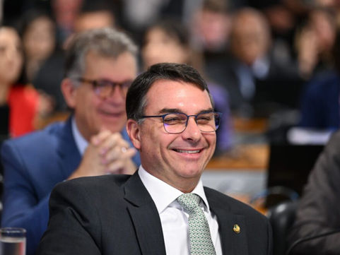 Pesquisa indica Flávio próximo do eleitorado de Bolsonaro