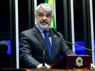 Humberto Costa passa por procedimento cardíaco para colocação de stent