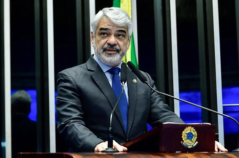 Humberto Costa passa por procedimento cardíaco para colocação de stent