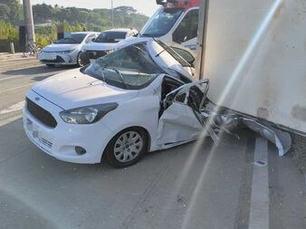 Mulher morre em acidente entre carro e carreta na BR 232, no Curado