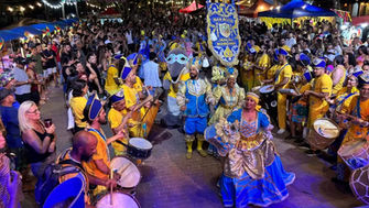 Maracatu abre carnaval de Fernando de Noronha com homenagem às mulheres