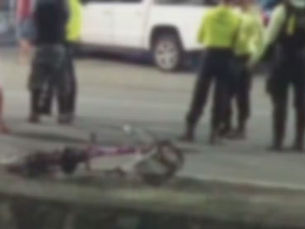 Motociclista bate em poste e morre após tentar desviar de bicicleta que estava na contramão