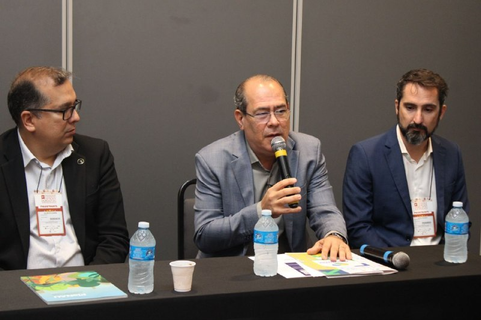 Prefeito Mano Medeiros é mediador de painel e recebe prêmio para Jaboatão no congresso da Amupe