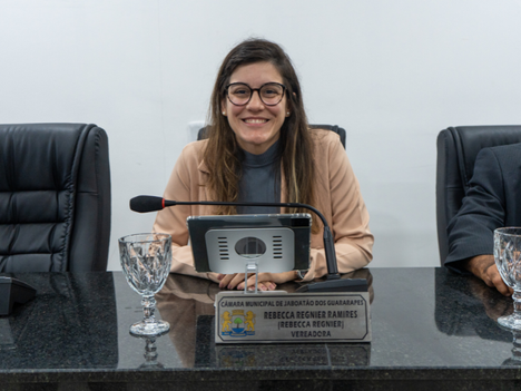 Rebecca Regnier solicita sinalização viária, pavimentação e medidas de acolhimento social