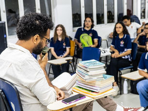 Poesia sobre duas rodas chega a escolas públicas do Recife com debates sobre cidade e mobilidade