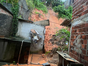 "Lama começou a passar por cima do muro", diz moradora que teve casa atingida por deslizamento em Jaboatão