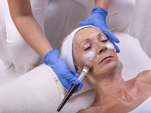 Faculdade Senac Recife promove ação de cuidado e autoestima com o projeto “Beleza na Terceira Idade”