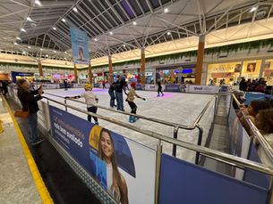 Últimos dias para se divertir na pista de patinação no gelo do Shopping Guararapes