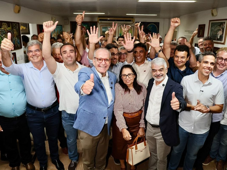 Humberto Costa recebe apoio de Fernando Dueire e mais de 40 prefeitos