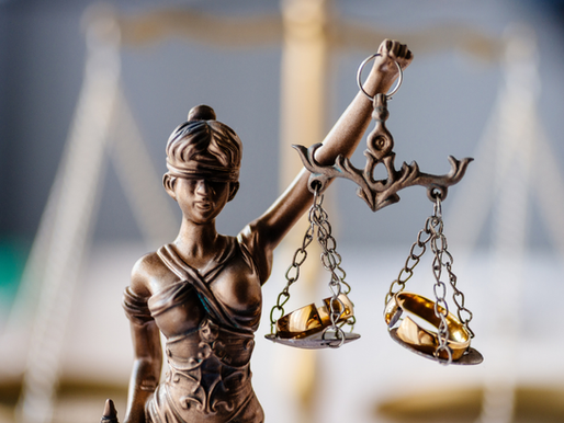 Justizia wiegt Eheringe – Symbolbild für Stärke durch systemische Aufstellungen gegen Narzissten