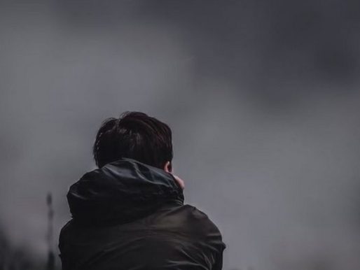 Kind schaut traurig in die Weite – Blogartikel über Kinder nach Trennung von narzisstischem Partner und wie systemische Aufstellungsarbeit entlasten kann