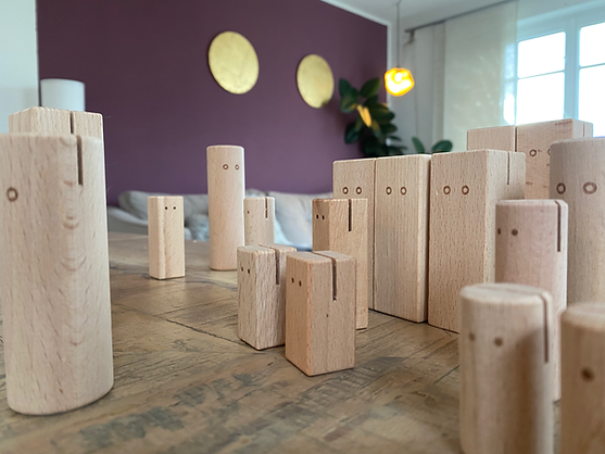 Marlene Grassl leitet eine systemische Aufstellung mit Holzfiguren in Herrsching am Ammersee