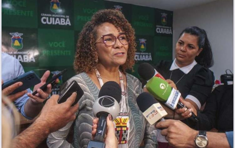 Edna concede entrevista a vários jornalistas