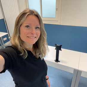 Selfie de Sandrine Bouvier devant l'installation des tables