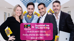 Equipe qui sourit entourée de M&M'S