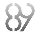 Chiffre 89 stylisé, segmenté, en dégradé de gris sur fond blanc.