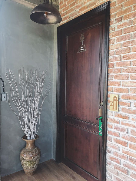 Decorative ceramic vase and textured corner design