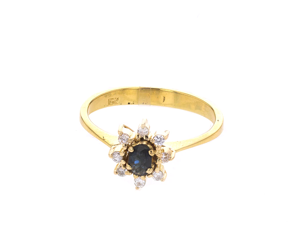 Women's gold ring with 8 sparkling diamonds with a sapphire in the center