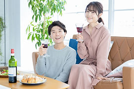 ワイングラスで乾杯